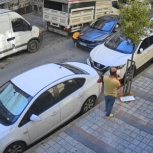 Yola fırlayan çocuğa otomobilin çarptığı anlar kamerada